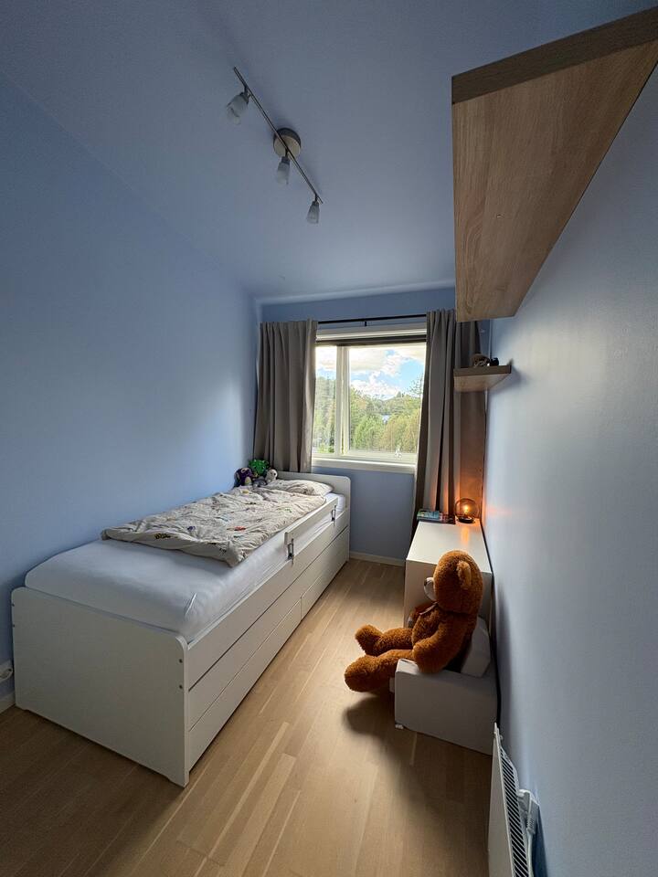 Dva kreveta za jednu osobu. Jedan je na razvlačenje.

Može se staviti i putni krevet za manju djecu