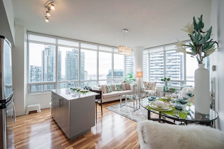 Amazing High 10ft Ceiling 2 BD 2BTH + 1 PK