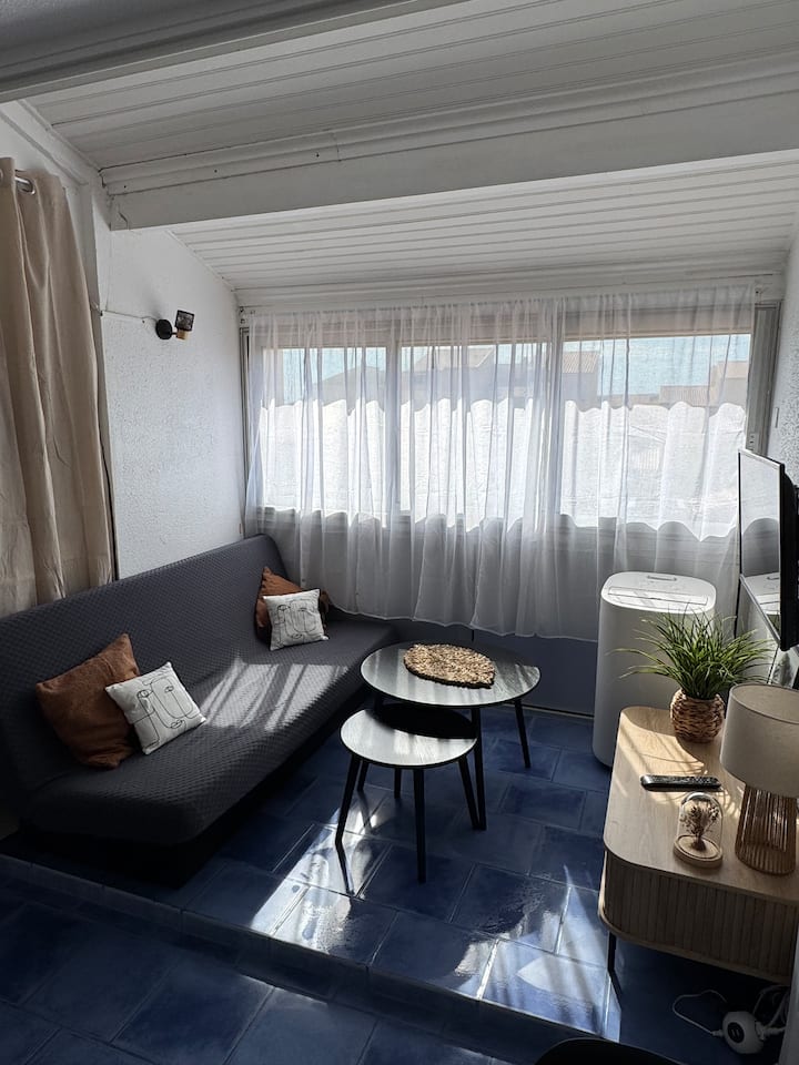 The sofa turns into a real bed for two, ideal for hosting family or friends with ease.