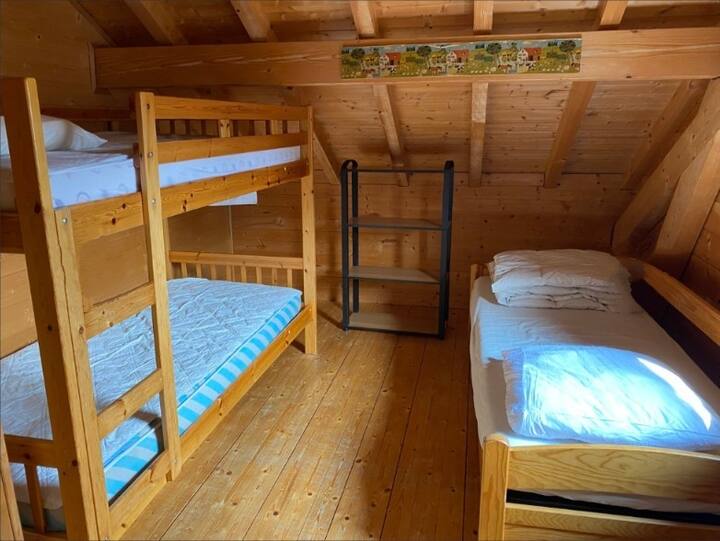 Camera con letti singoli al piano superiore. 