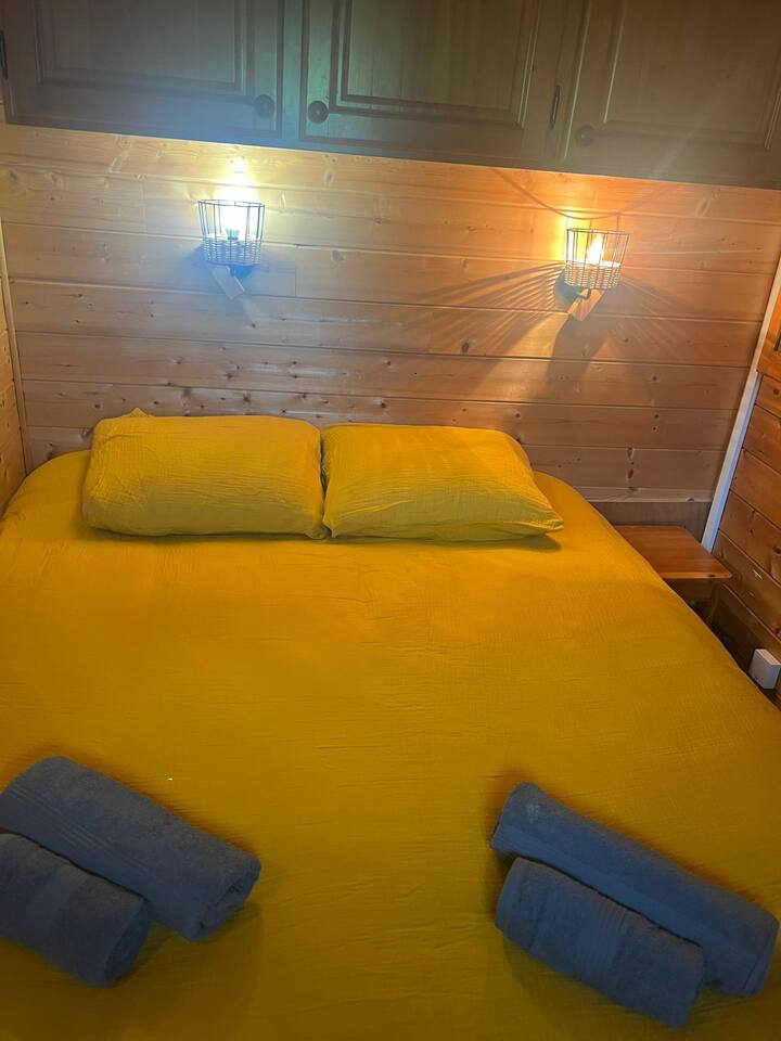 Piccola camera al piano di sotto. Letto queen size.