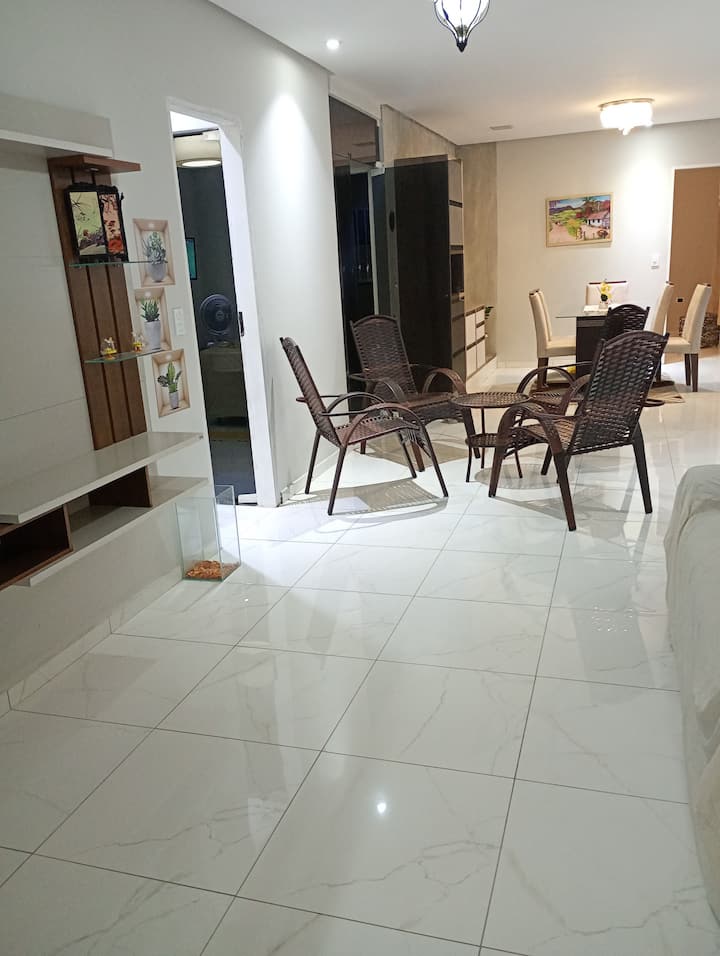 dhoma është e rehatshme dhe e ajrosur për një pushim të mirë pas një shëtitjeje nëpër qytetin e bukur të Paulino Neves dhe banjat e tij.