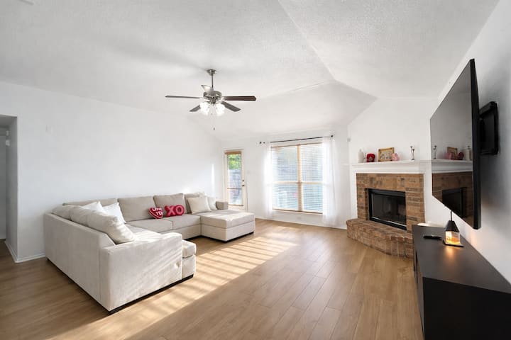 Spacious Home Near Lackland & Seaworld - Lackland AFB, TX