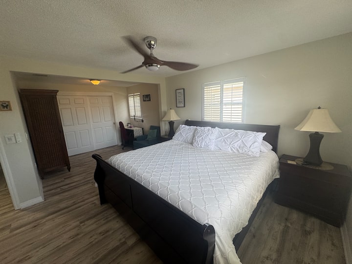 White Sands Bungalow Cozy Gem - 1 Mile From Beach! - Bonita Springs, FL