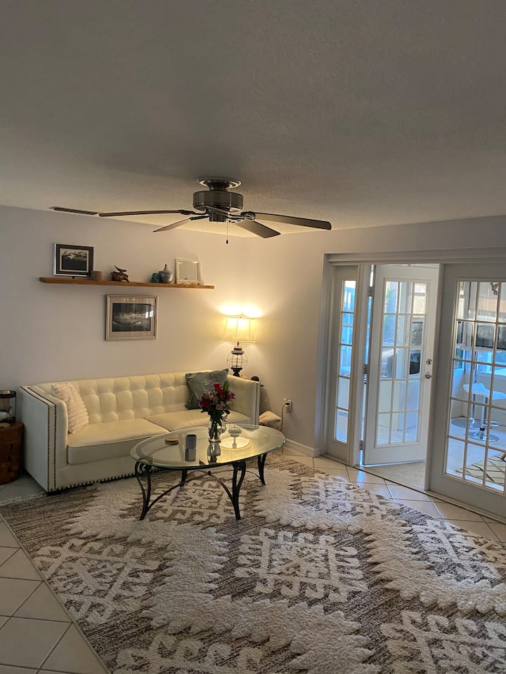 Beautifully Appointed Canal Home - Port Charlotte