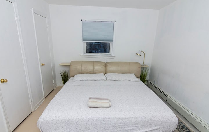 Cama tamaño king y camas plegables adicionales en los armarios con un montón de espacio en la habitación