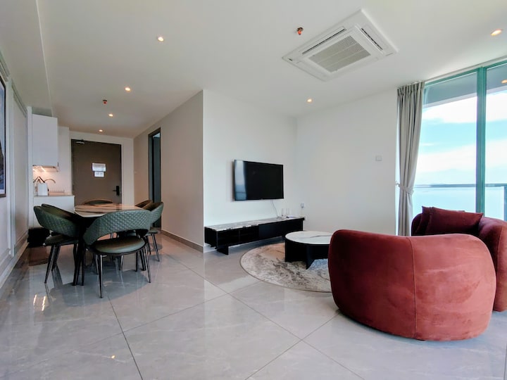 Corner Suite W/ 180° Sea View: King, Queen, Single - Kota Kinabalu