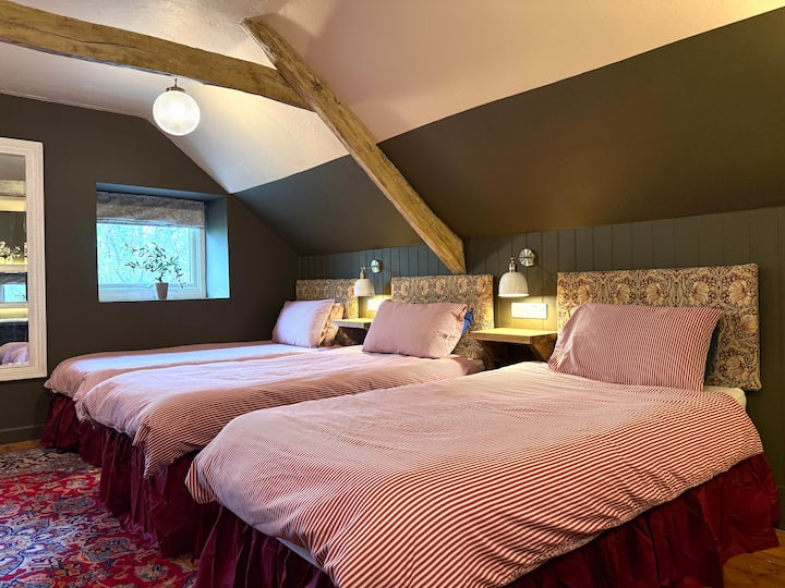 Bedroom with 6 single beds