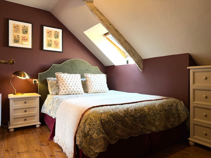 Bedroom 6 - 1 king size bed and 2 singles