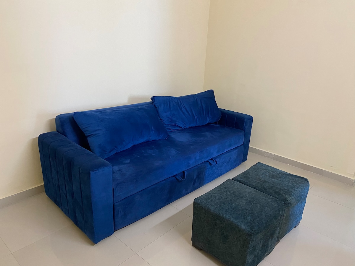 Кауч на спуштање, масичка покрај каучот и маса за јадење