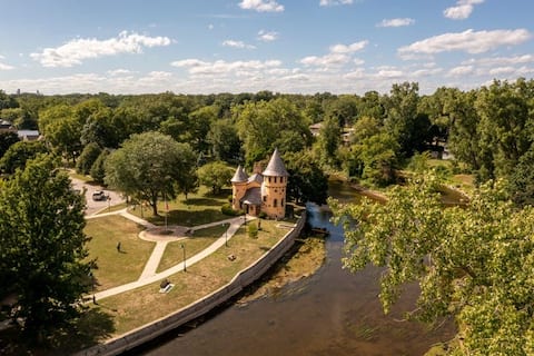 PrivateRoom by Downtown Riverwalk & Curwood Castle