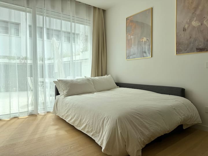 Kitanda cha kisasa cha sofa kinakaribisha wageni wa ziada kwa urahisi.