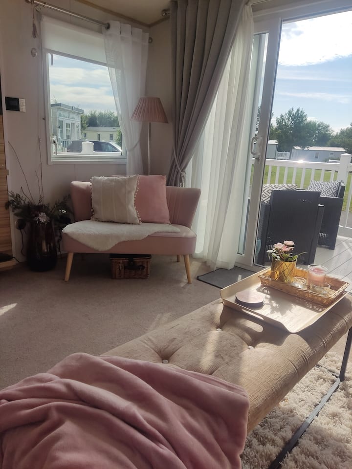 Ნათელი კომფორტული შეზლონგი