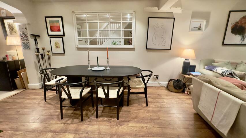 Charming West London Mews House gallery image 3