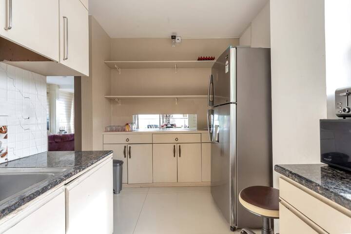 Full kitchen image 2