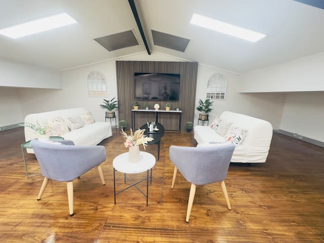 BIG GROUP w FIVE BeDRooM(16pp) in North MEL gallery image 4