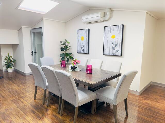 BIG GROUP w FIVE BeDRooM(16pp) in North MEL gallery image 2