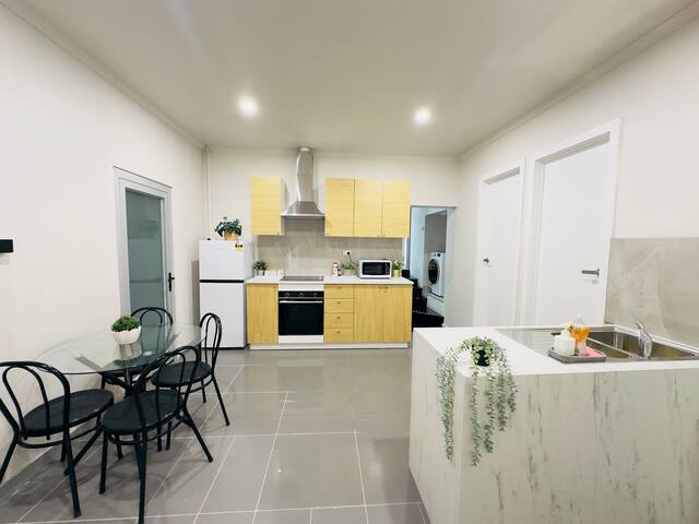 BIG GROUP w FIVE BeDRooM(16pp) in North MEL gallery image 5