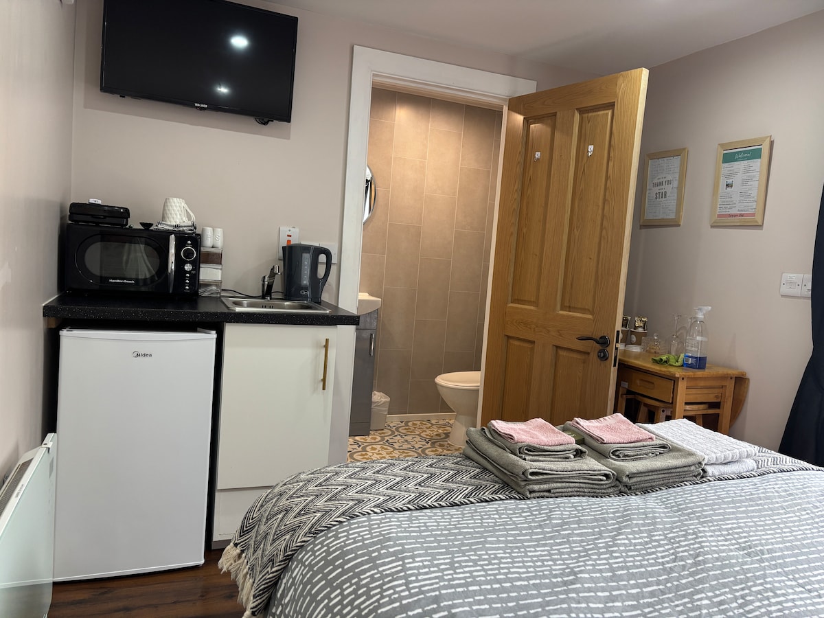 Maikrowevu, birika, jiko dogo la kuchomea nyama, jokofu, meza ndogo ya kukunja. 