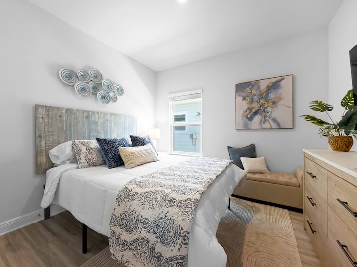 Spálňa 3: luxusná posteľná bielizeň, inteligentný televízor, posteľ Q! 