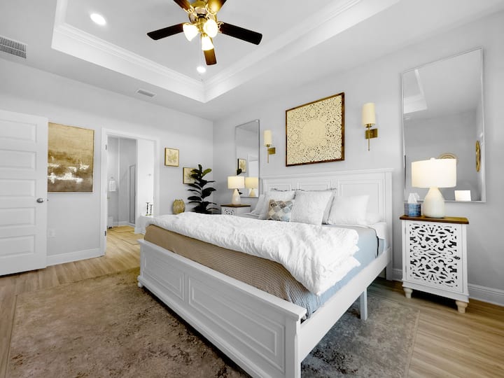 Spálňa 2: manželská posteľ, vlastná kúpeľňa, luxusná výzdoba, stropný ventilátor! 