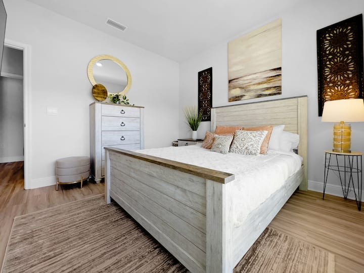 Spálňa 1: manželská posteľ, luxusná posteľná bielizeň, úložný priestor na oblečenie. 