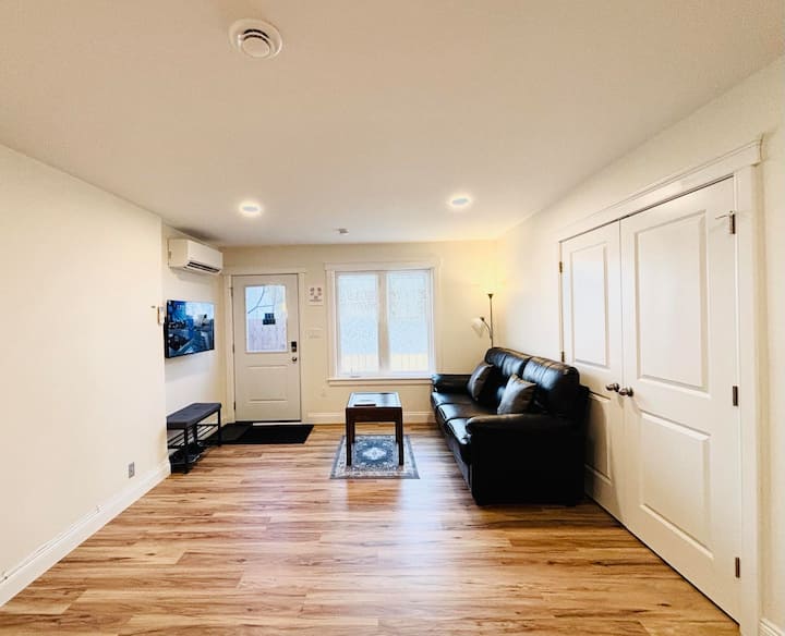Private Main(ground) Floor In Downtown-no Kitchen - 샬럿타운