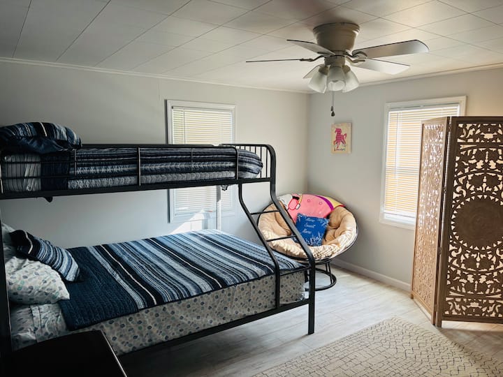 Кревет на спрат
Брачен кревет (широк 150-179 см) и целосна големина