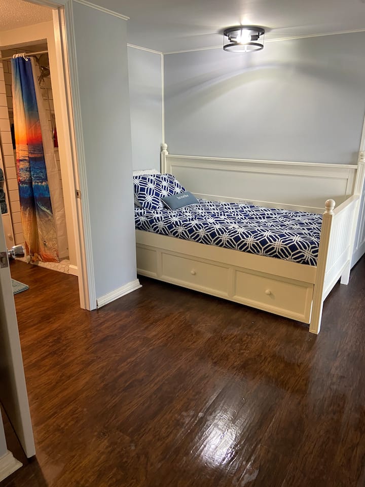 Дневен кревет во ходникот.
Се наоѓа во подрумот.