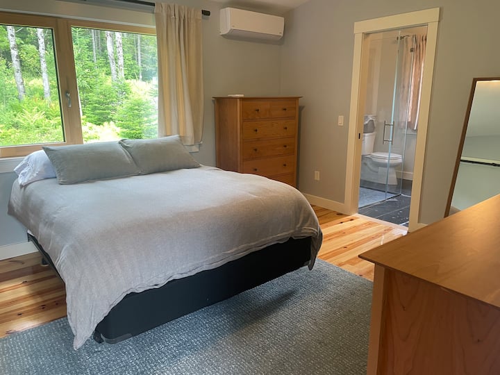O quarto principal com uma cama queen size oferece ar condicionado e um banheiro principal.