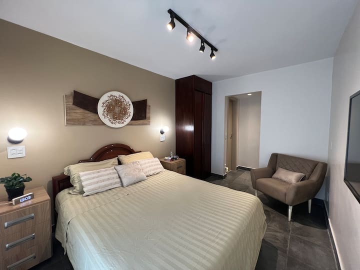 سرير بحجم كوين حيث تذهب إلى النوم.