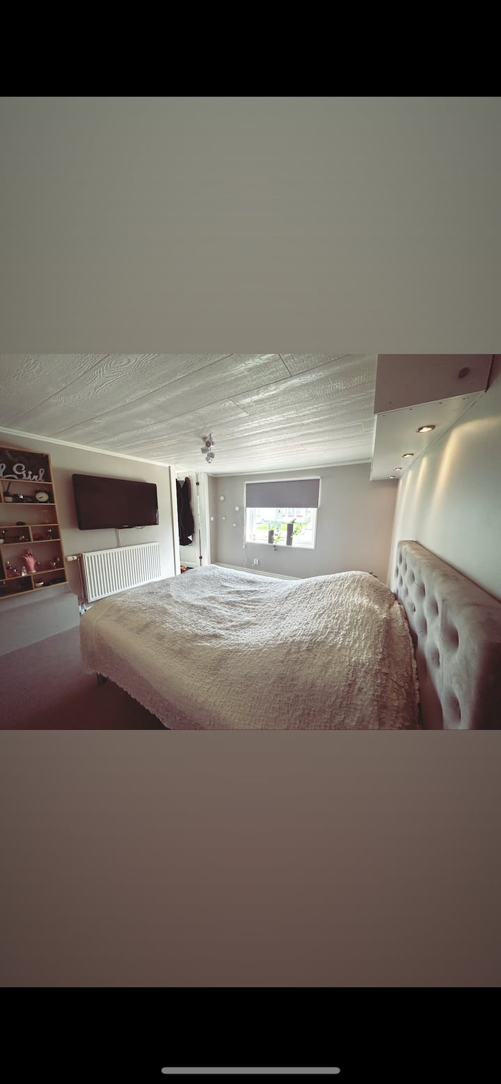 Chambre au rez-de-chaussée, lit de 140 cm + télévision