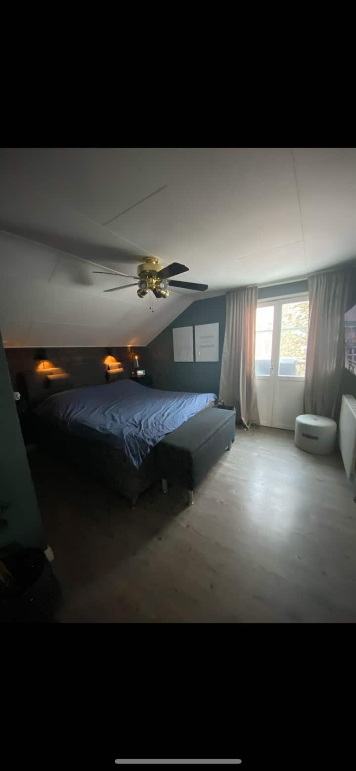Chambre du premier étage, lit de 180 cm.