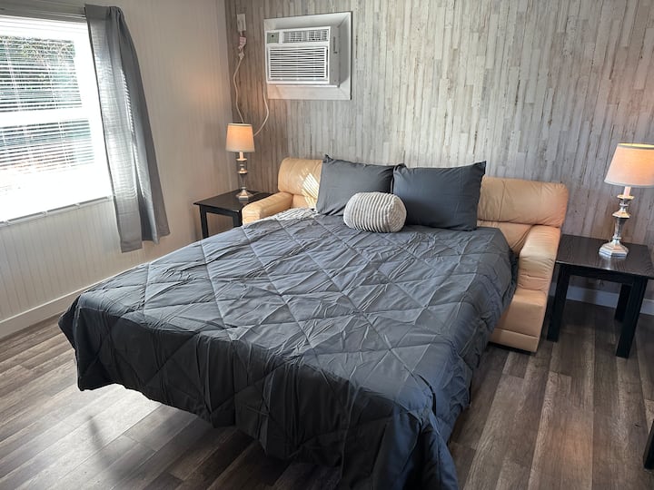 Private•affordable•clean•1br Off I-10 & 295 - Jacksonville, FL