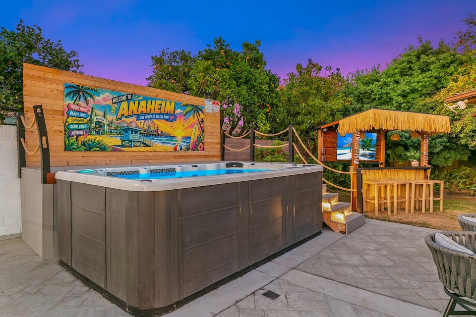 Pickleball,Hot tub/pool,Theater,9minDisney,AN9