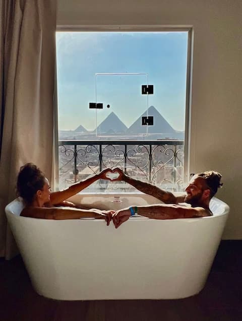 Jacuzzi Pharaoh's Pyramids View
