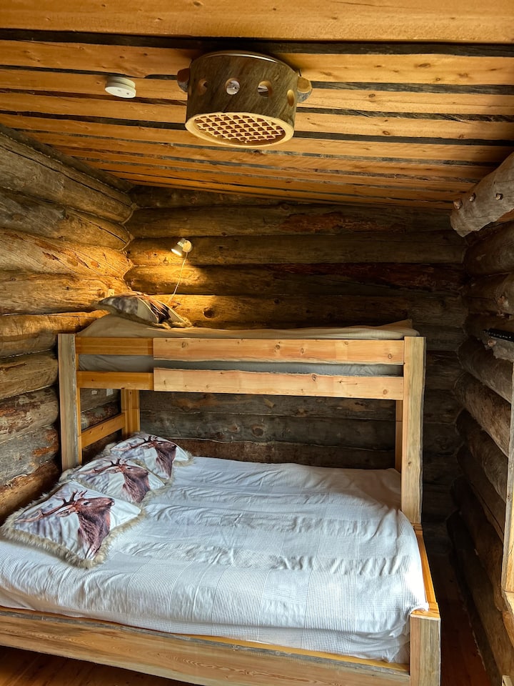 Cette chambre peut accueillir trois personnes si nécessaire. La fenêtre s'ouvre sur les paysages forestiers et la vue sur les pentes de ski au-delà. 
La chambre dispose également d'une petite table pour travailler à distance. 

