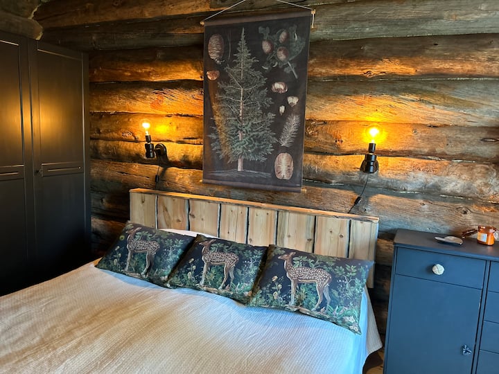 La chambre principale est spacieuse, et cette chambre dispose également d'une petite table pour travailler à distance. Cette chambre dispose également d'une télévision pour refléter les chaînes de télévision à partir de votre propre verre d'appareil. 