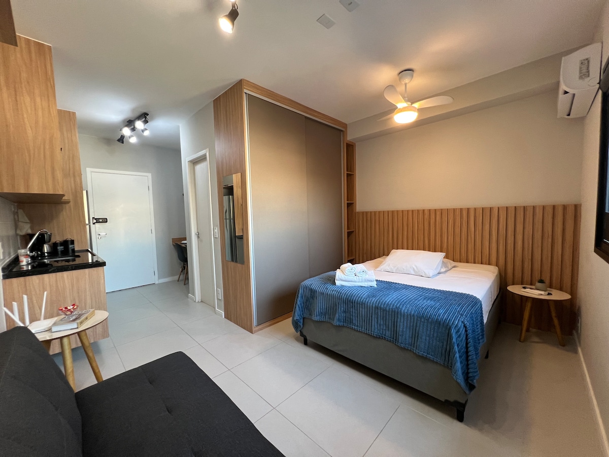 Comfortabel tweepersoonsbed van standaardformaat, split-airconditioning, plafondventilator, 42' tv, slaapbank, kledingkast, spiegel, beddengoed (laken en deken), kussens, haardroger, strijkijzer, strijkplank, hangers. 