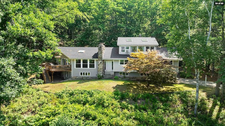 Spacious North Conway Village Home In The Trees - Conway, NH