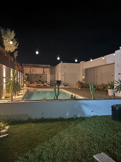 Spacious villa, billiards, PS4 & heated spa