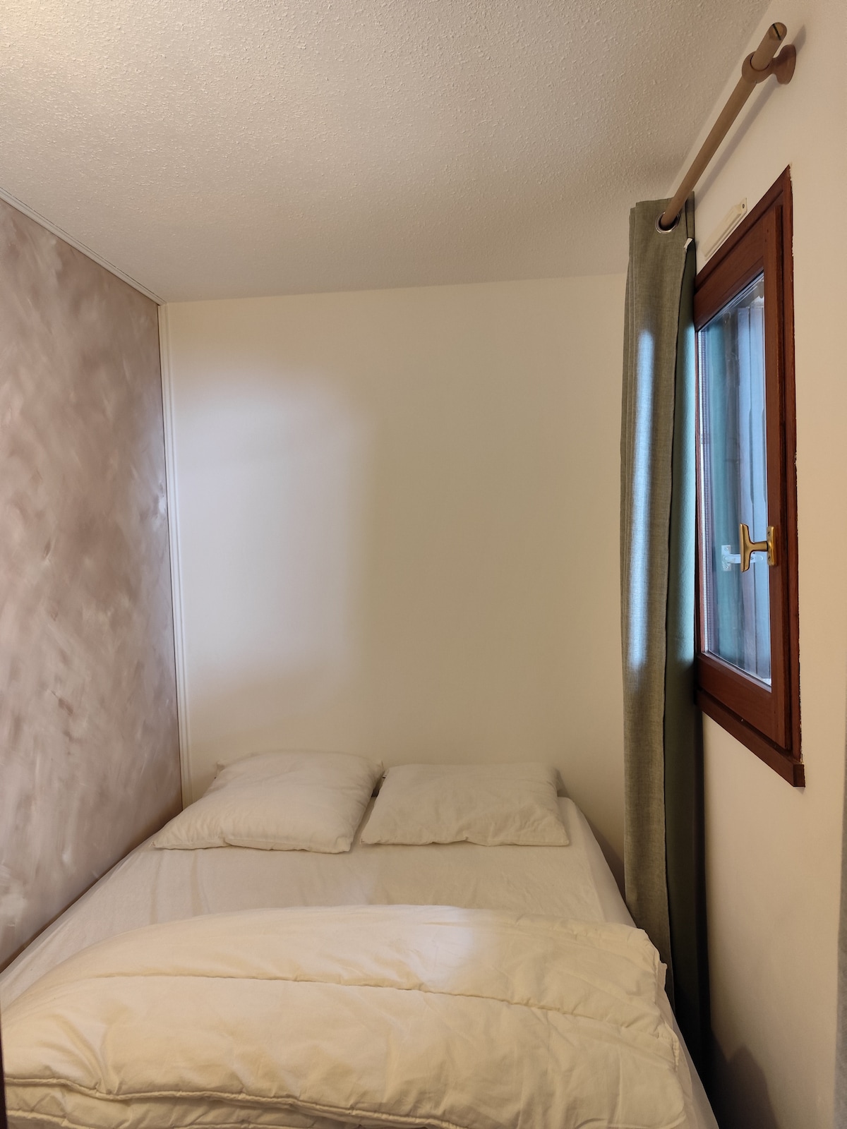 Sehemu ya kulala. Kuingia kitandani ni kwa miguu au kwa kukaribisha upande wa dirisha (sentimita 20).
Miguu ya kitanda iko juu sana (sentimita 40). Unaweza kuhifadhi mifuko yako chini yake. 