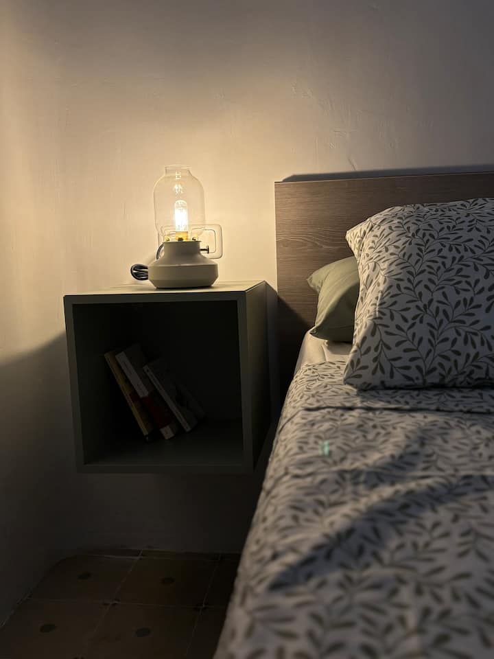 Cada habitación le dará la bienvenida con ropa de cama limpia con un edredón de emergencia, toallas de baño y de mano, pero también de playa si es necesario