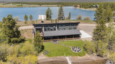Luxurious Waterfront Home: this one has it ALL!