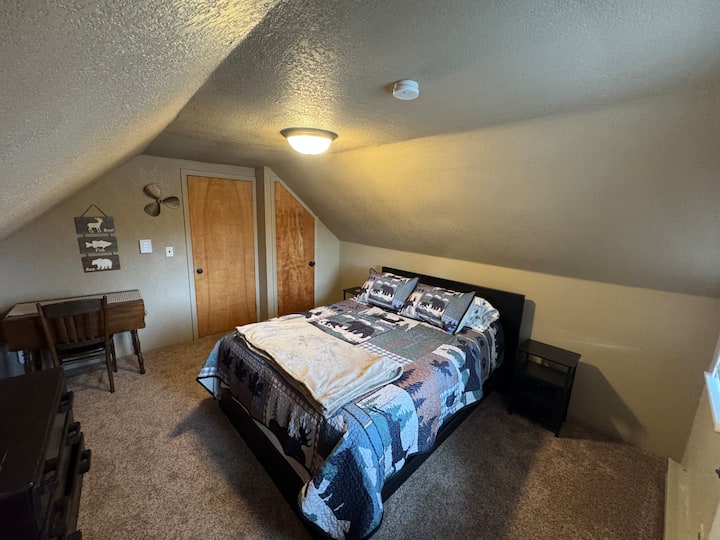 Оваа спална соба има и надворешен горен балкон со безбедносни огради. 