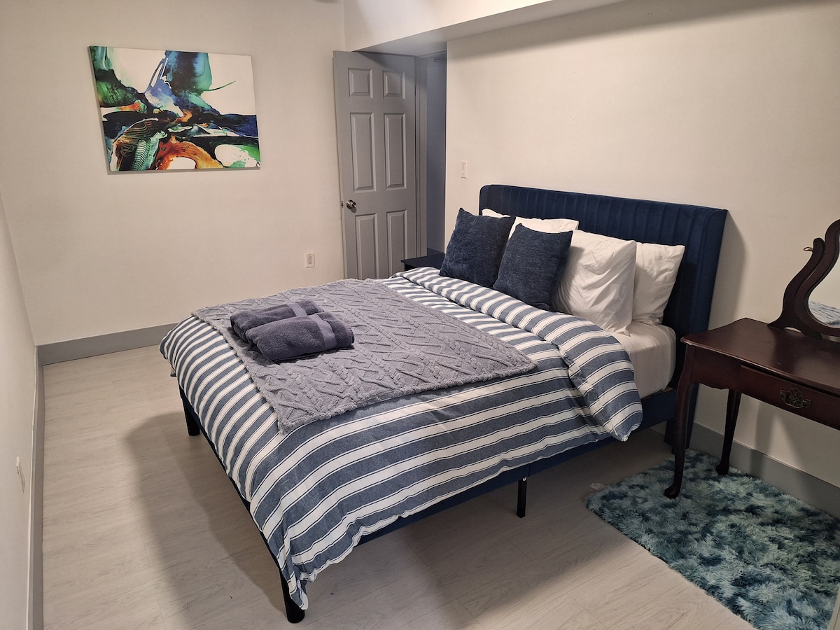 Მთავარი საძინებელი: ორადგილიანი საწოლი, ამაოება და სკამი, ცალკე სააბაზანო, გასეირნება კარადაში, კომოდი, უკანა ეზოს ხედი.