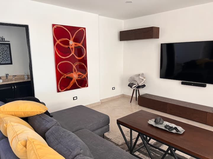 caja de satélite de televisión inteligente, con miles de canales. 