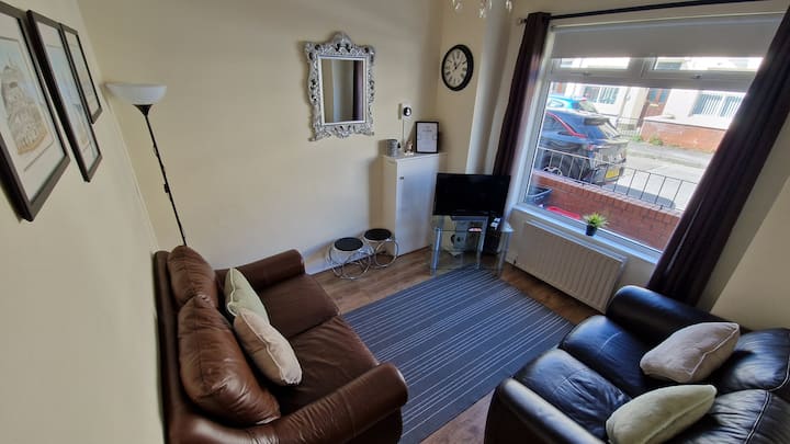 E Belfast-6 Guests-near Murals-titanic-wifi-usb - Belfast