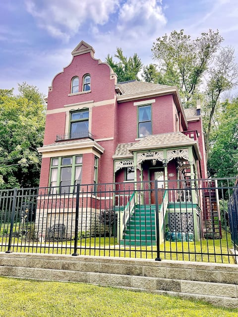 Victorian Riverfront Estate mins from Cincinnati