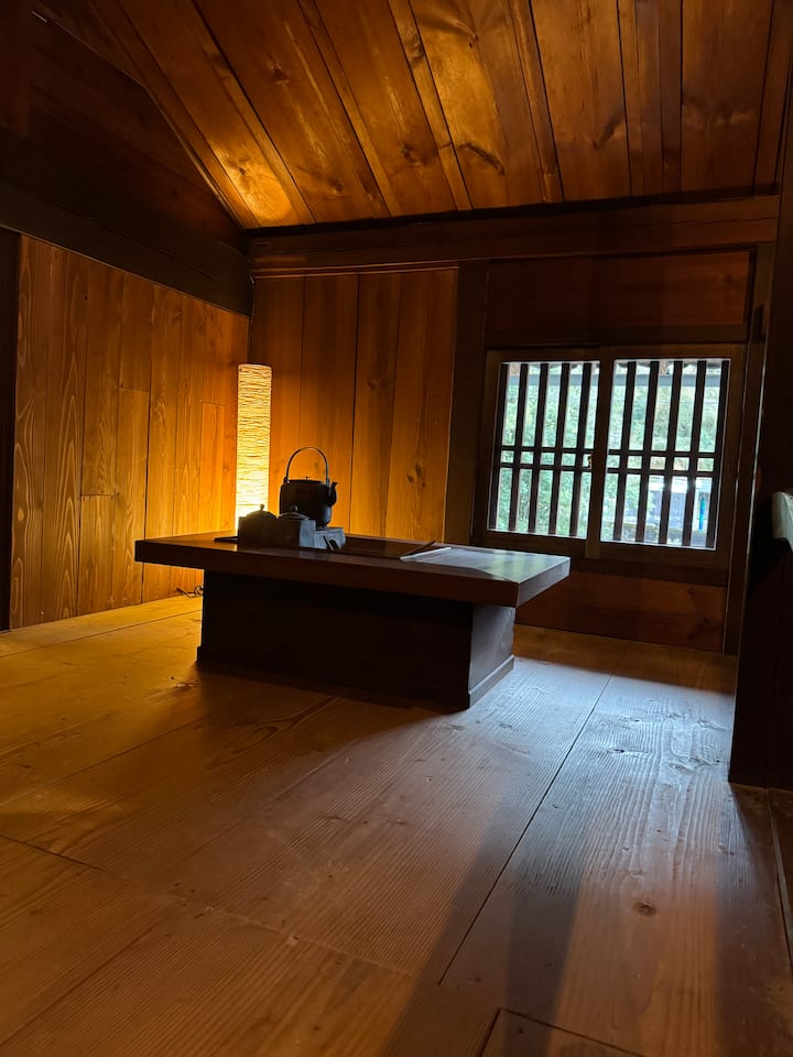 江戸時代から残る旧宇和島藩の庄屋屋敷、歌人が愛した庭を囲む一棟貸し露天風呂付きの宿【母屋】 - Yawatahama